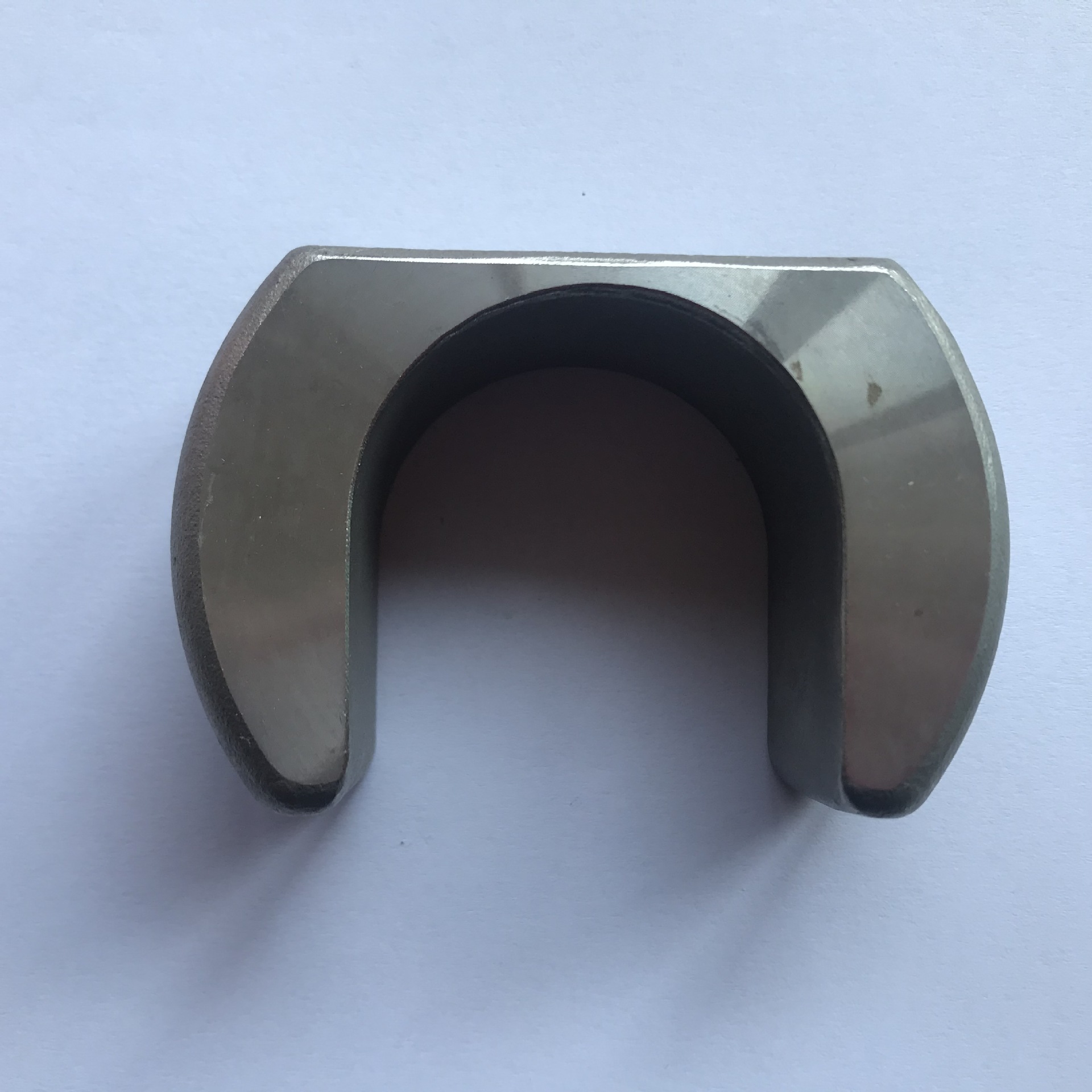 Koji je razlog za raslojavanje u ljusci od vodenog staklenog pijeska tokom procesa investicionog oblikovanja?