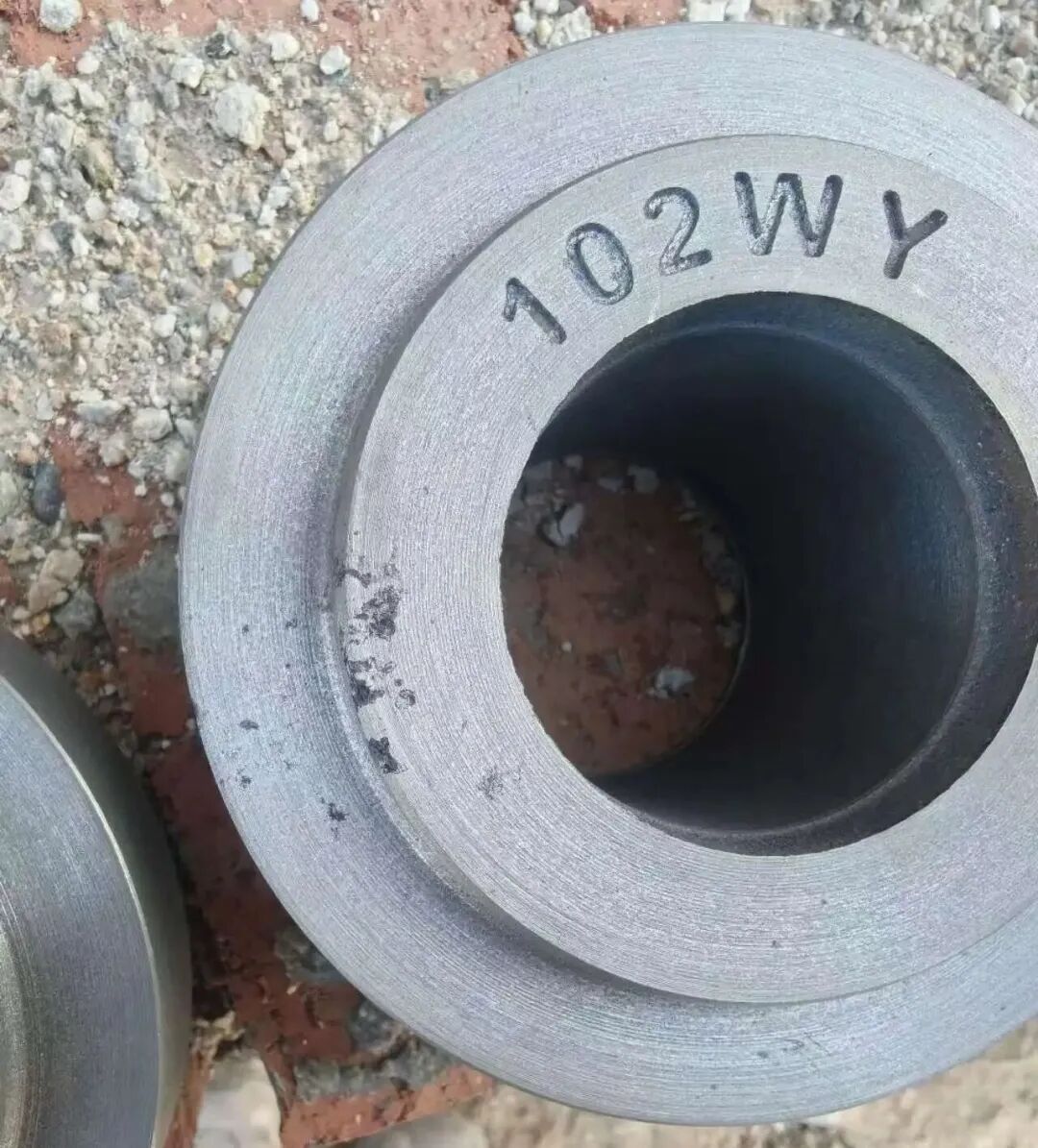 Koje su karakteristike defekata ispiranja pijeska u proizvodnji dijelova od sivog lijeva od zelenog pijeska? Koja je razlika između troske oka?